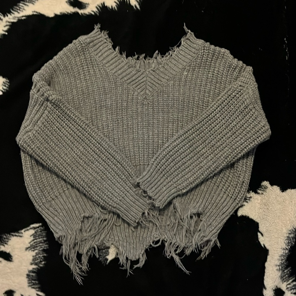 Mainstrip v neck sweater size small & color gray